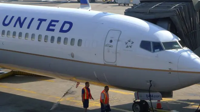Авиакомпания United обещает поменять правила посадки сотрудников на рейсы после скандала