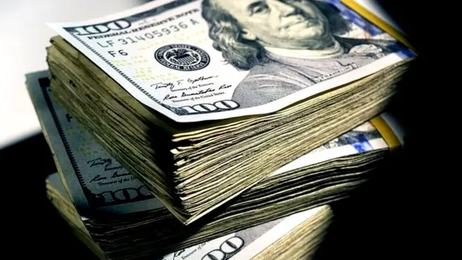 पाकिस्तान में एक डॉलर की क़ीमत 230 रु. तक जा पहुंची है