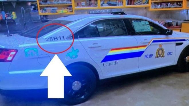 加拿大警方在社交網站上載一張照片，指男子開著照片內的警車行兇。