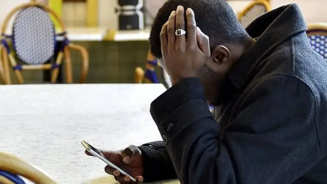 በሞባይ ኢንተርኔት ወጪ የተማረረ ሰው ምስል