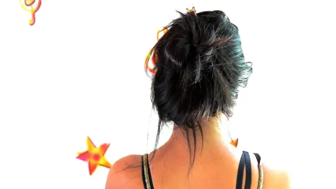 María (no es su nombre real) tiene 19 años y en Colombia junta dinero que envía a su madre.