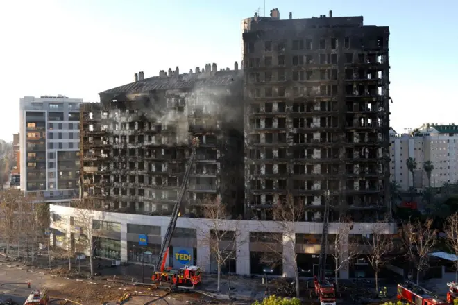 El edificio de Valencia totalmente calcinado.