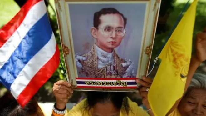 تھائی لینڈ میں بادشاہ کی توہین کے لیے سخت قوانین ہیں اور ابھی ملک اپنے بادشاہ بھومی بول ادلیادیج کی موت کا سوگ منا رہا ہے