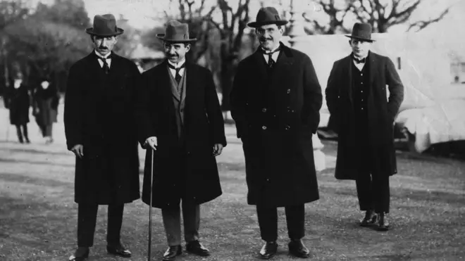 Siyah beyaz fotoğraf İsmet İnönü ve çalışma arkadaşlarını gösteriyor.