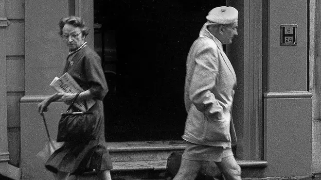 Женщина на лондонской улице с удивлением взирает на шотландца, 1956