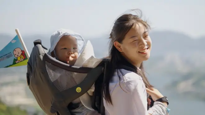 아차산 정상에서 베이비 하이킹 클럽 멤버 우정은 씨가 포즈를 취하고 있다