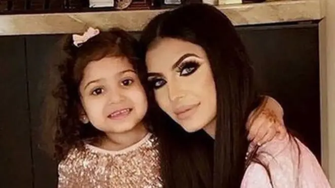 فریال مخدوم اپنی بیٹی کے ساتھ