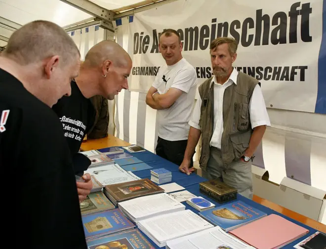 Двое посетителей у книжного прилавка