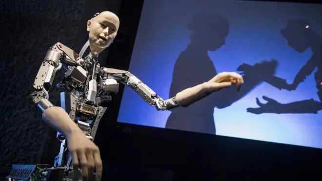 来自日本的拟人机器人Alter会学跳舞。图为伦敦巴比肯中心“AI：超越人类”展览上的Alter。