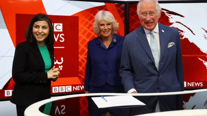 د بریتانیا ولیعهد شهزاده چارلس او ډچس اف کارنیوال د اپریل پر ۲۸ مه د بي بي سي نړیوالو خپرونو څانګې ۹۰ مې کلیزې په مناسبت د بي بي سي مرکزي ودانۍ لیدو پر مهال د بي بي سي پښتو ټلویزیون له نطاقې ثنا ساپۍ سره لیدل کېږي.