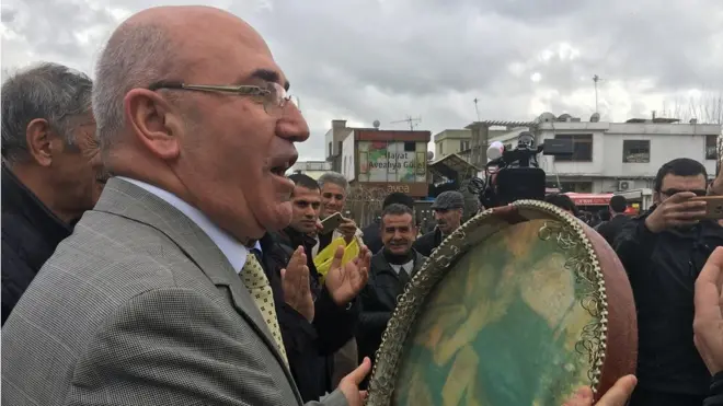 CHP Milletvekili Mahmut Tanal hızını alamayıp, orda bulunan bir defi eline alıp vatandaştan hayır oyu istedi