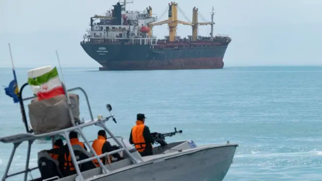 İran Devrim Muhafızları Ordusu'na (DMO) bağlı bir sürat teknesi, 29 Nisan 2024'te İran'ın güneyindeki Buşehr'de geçit törenine katılıyor.