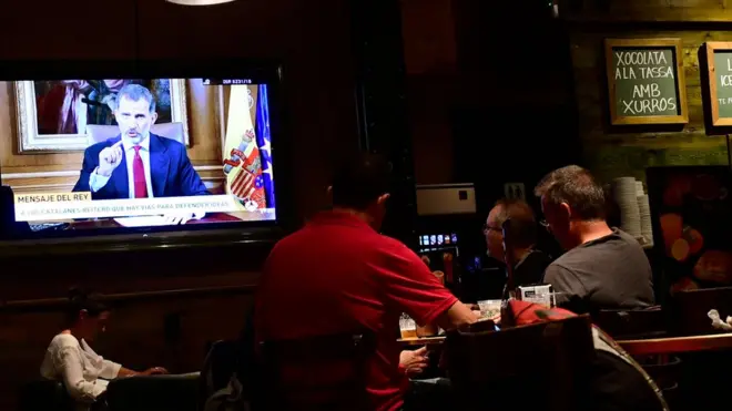 Raja Felipe VI juga menyebut situasi di Spanyol 'amat serius' dan menyerukan 'persatuan'.