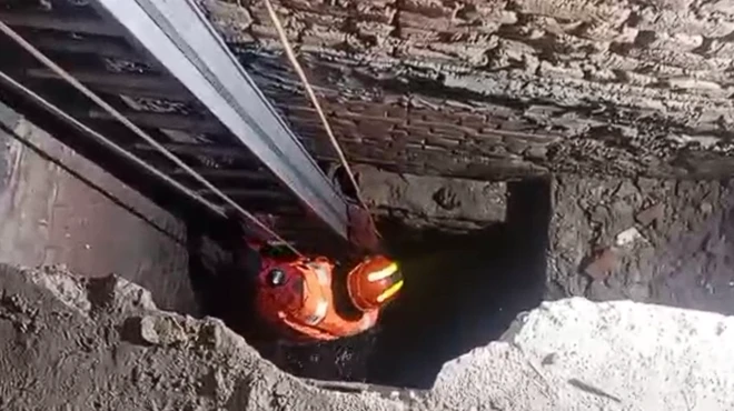 لاہور سیوریج لائن میں خاتون اور 10 ماہ کی بچی گرنے کا واقعہ۔ ریسکیو 1122 کی جانب سے سرچ اور ریسکیو کی کارروائی کی جا رہی ہے