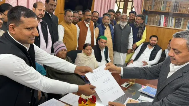 राज्यसभा चुनाव के लिए नामांकन दाखिल करते संजय यादव