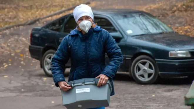 З бюджета лікарням та лікарям на боротьбу з Covid-19 виділили мільярди гривень. Україні витрачають на лікування десятки тисяч