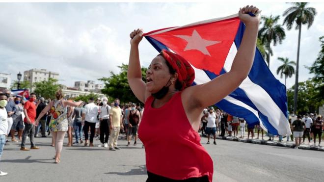 Manifestante em Cuba no ato de 11 de julho