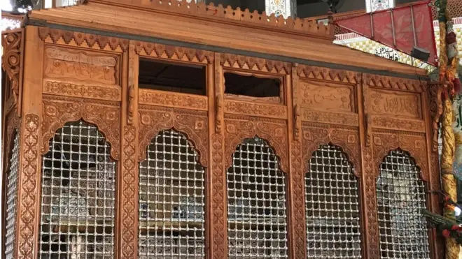 گنبد کے اندر 17 فروری کو خودکش بم حملہ ہوا تھا جس میں 90 کے قریب افراد ہلاک ہوئے