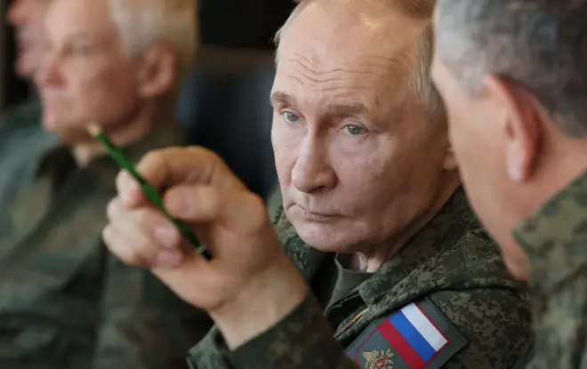 الرئيس الروسي فلاديمير بوتين خلال مشاهدته تدريبات عسكرية روسية - بيلاروسية مشتركة في 16 سبتمبر/أيلول 2025