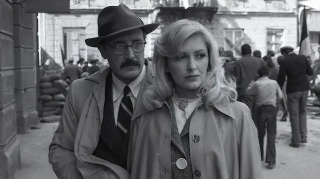 U poslednjoj epizodi „Povratka otpisanih" uveliko traje oslobađanje Beograd, a u jednoj sceni, kroz ulično slavlje, probijaju se Kriger, koga igra Stevo Žigon, i Marija, u čijoj se ulozi našla Zlata Petković