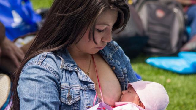 Una mujer amamantando un bebé en Colombia.