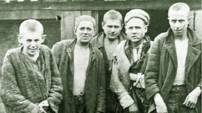 Безпритульні, 1932 рік. Отакої публіки найбільше боялися люди в безкінечній черзі за хлібом.