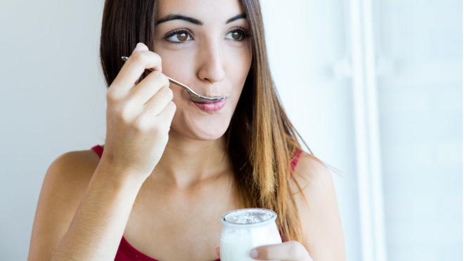 Los expertos concuerdan que comer yogur es saludable.