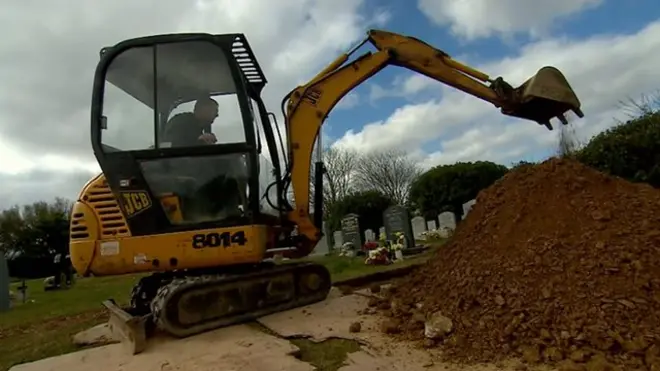 挖墓地的工程车