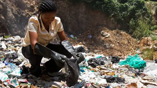 Hope Mwanyuma, akikusanya taka mji wa kale Mombasa Februari 5, 2013. AFP/Getty Images