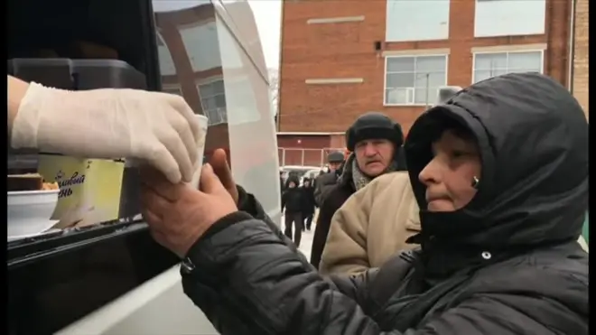 モスクワで暮らすホームレスは約1万5000人。気温が零下30度にもなる冬のロシアで、ホームレスの人々はどうやって暮らしているのだろうか。