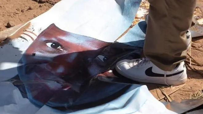 Une photo de Jammeh piétiné dans les rues de la capitale, Banjul, au lendemain de la proclamation des résultats de la présidentielle.