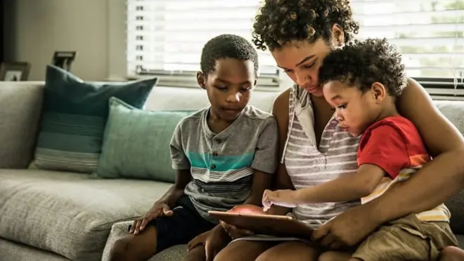 和家人一起分享過去的旅行回憶