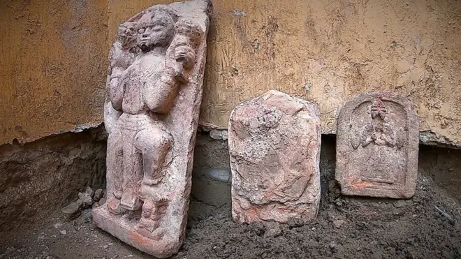 کراچی کے تجاوزات تلے دبی مقدس مورتیاں