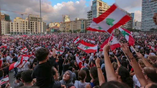 عشرات آلاف اللبنانيين في مظاهرة أمام القصر الحكومة في بيروت.