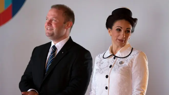 Maltanın baş naziri Joseph Muscat ona və yoldaşına qarşı iddiaları rədd edib. O, və yoldaşı Michelle Muscat məhkəməyə müraciət edərək iddiaları yayan blogeri böhtan ittihamı ilə təqsirləndiriblər.