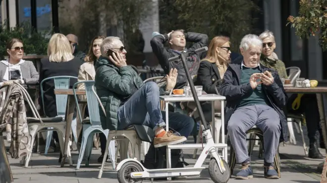 Лепо време и сунце, кафица у кафићу - не треба много за срећу.