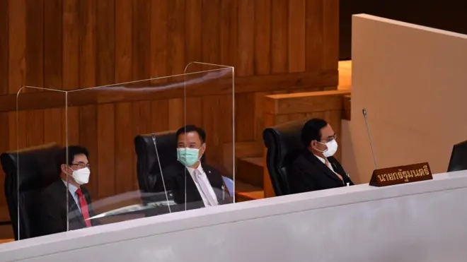 นายจุรินทร์ ลักษณวิศิษฏ์ หัวหน้า ปชป., นายอนุทิน ชาญวีรกูล หัวหน้า ภท. และ พล.อ. ประยุทธ์ จันทร์โอชา นายกฯ นั่งบนบัลลังก์ ครม. ระหว่างการประชุมสภาเมื่อ มิ.ย. 2564