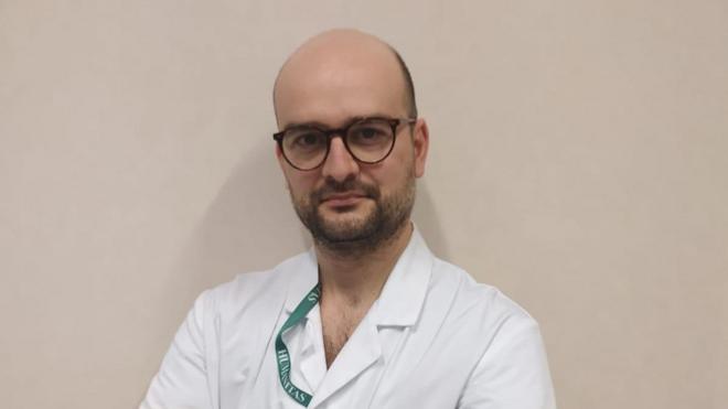 El doctor Antonio Messina trabaja en el pabellón de cuidados intensivos del hospital IRCCS Humanitas de Milán, en Italia.