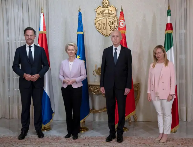 تُظهر الصورة (من اليسار إلى اليمين) رئيس الوزراء الهولندي ورئيس المفوضية الأوروبية والرئيس التونسي ورئيسة الوزراء الإيطالية وهم يقفون لالتقاط صورة فوتوغرافية قبل ذلك. في اجتماع مشترك بالقصر الرئاسي بقرطاج في تونس 11 يونيو - حزيران.2023.