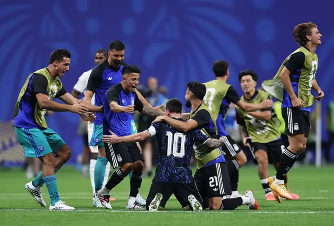 Argentina celebra após vitória contra Inglaterra na semifinal da Copa