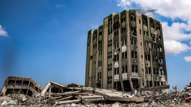 أنقاض مستشفى السلام في خان يونس