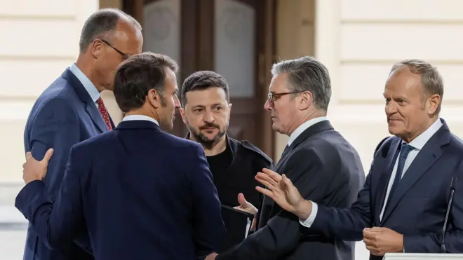 Президент України Зеленський, прем'єр-міністр Великої Британії Стармер, президент Франції Макрон, канцлер Німеччини Мерц та прем'єр-міністр Польщі Туск спілкуються після спільної пресконференції в Києві.