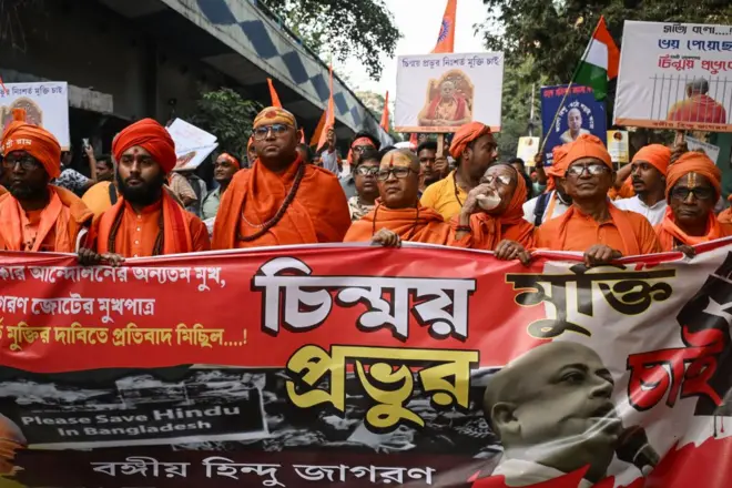 कोलकाता में चिन्मय कृष्ण दास की गिरफ़्तारी में हुआ विरोध प्रदर्शन