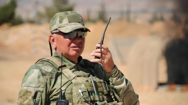 Російський військовий з рацією на навчаннях