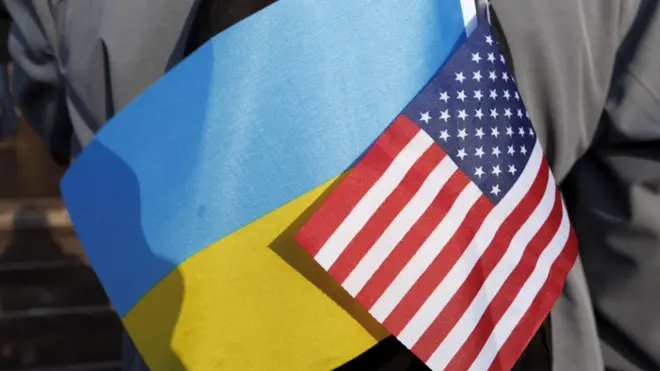 العلمان الأمريكي والأوكراني.