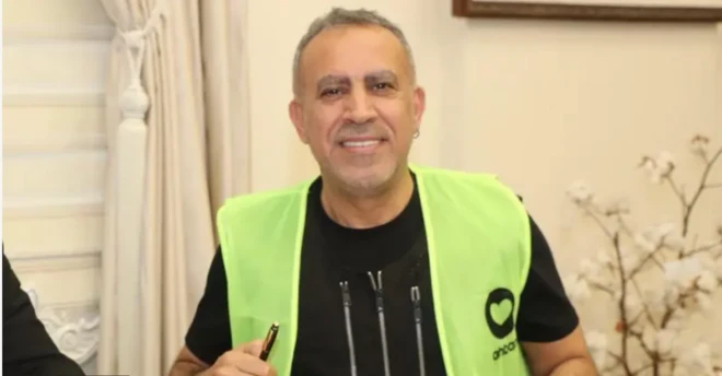 Haluk Levent üzerinde yeşil Ahbap yeleği ile poz veriyor