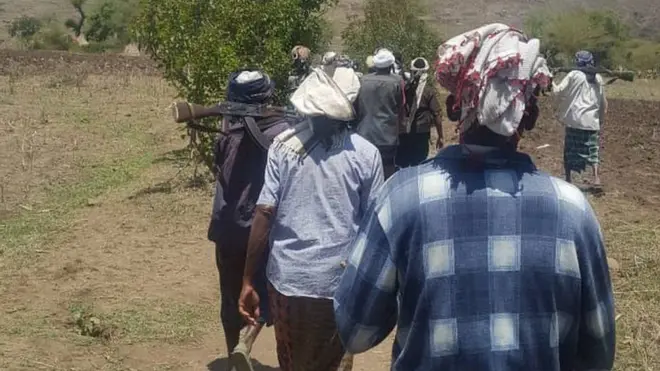 Suuraa namoota qawwee baachuun deemaa jiran , kanaan dura kan kaafamedha