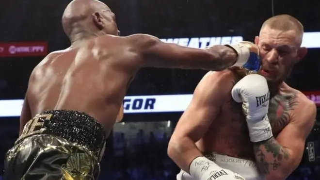 Floyd Mayweather memperpanjang rekor profesionalnya jadi 50 kali menang.