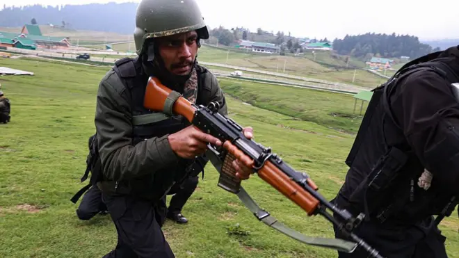 Comandos especiales de las Fuerzas de Seguridad Fronteriza de India lanzaron una gran operación de búsqueda para rastrear a los autores del ataque de Pahalgam.
