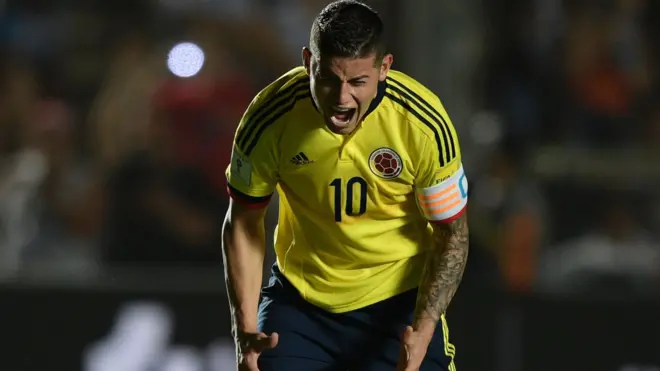 James Rodríguez reacciona a una acción del partido